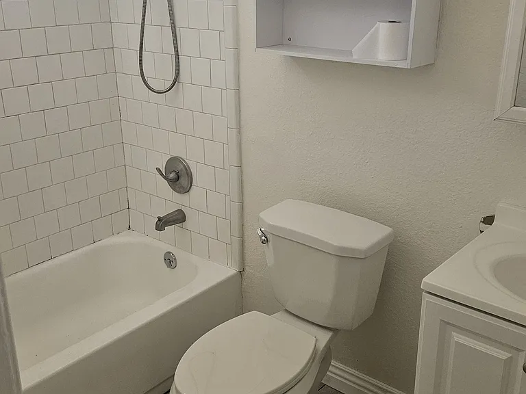 16427 Cajon St — Photo 10