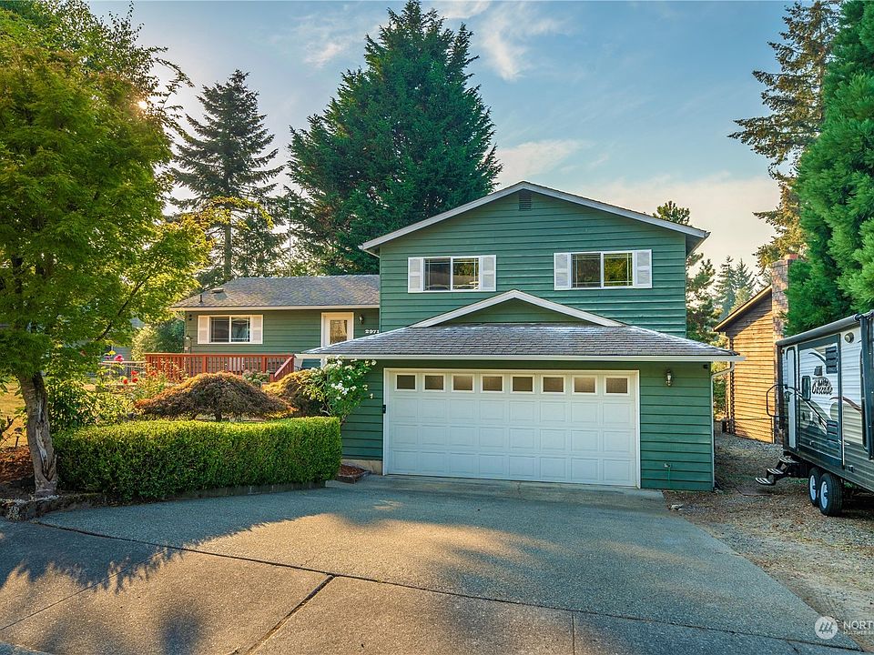 Large driveway, RV parking to the right! Street parking as well! >
