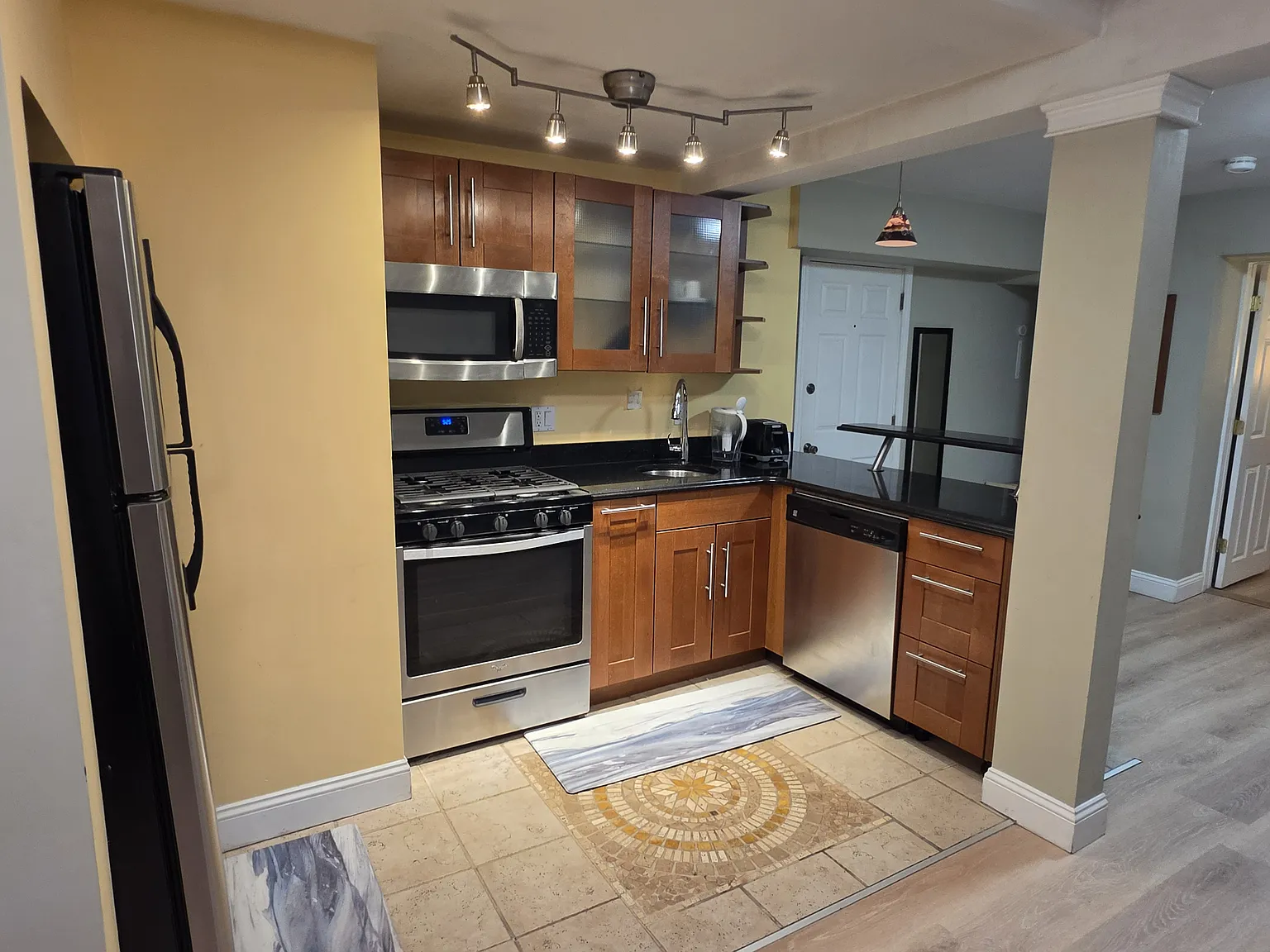 2 bed, 1.0 bath, 702 sqft, $3,000 — Photo 3
