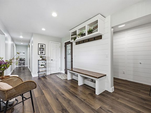 4th image of 800 Kaitlynn Ave