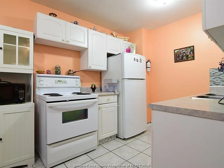 5468 Lassaline Ave — Photo 7