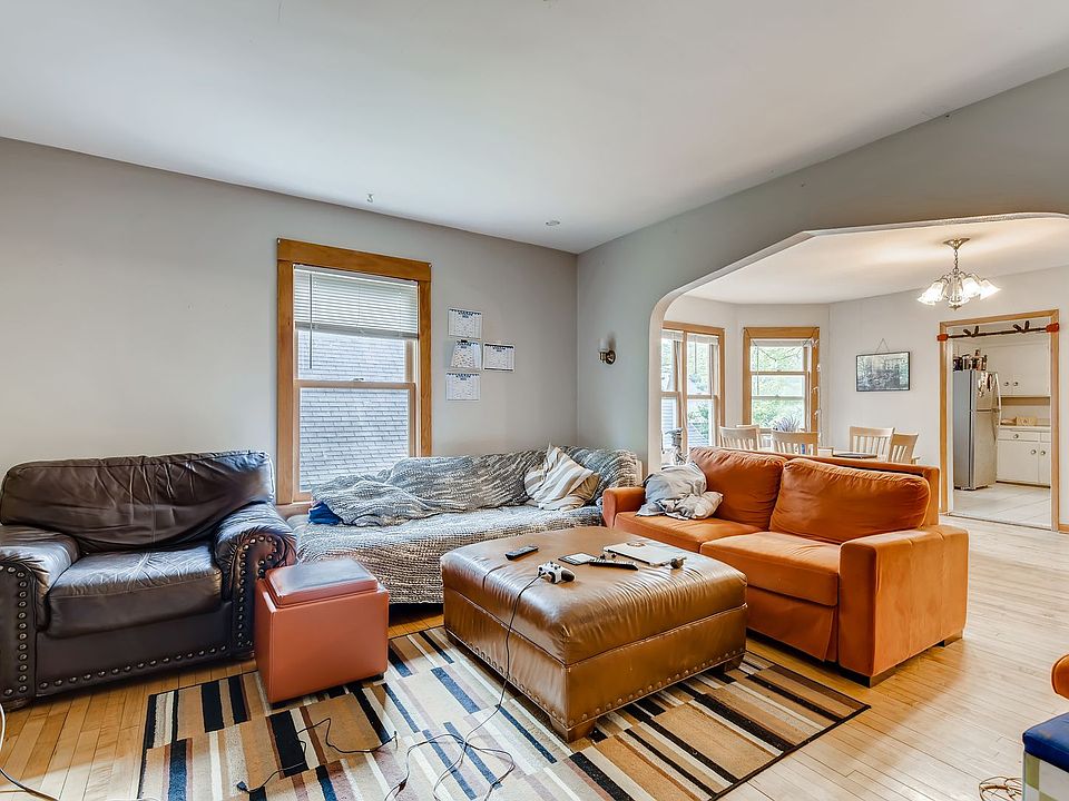 1st image of 1110 6th St NE #2