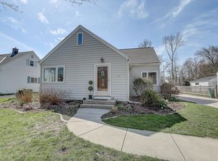 7538 N Crossway Rd, Fox Pt, WI 53217