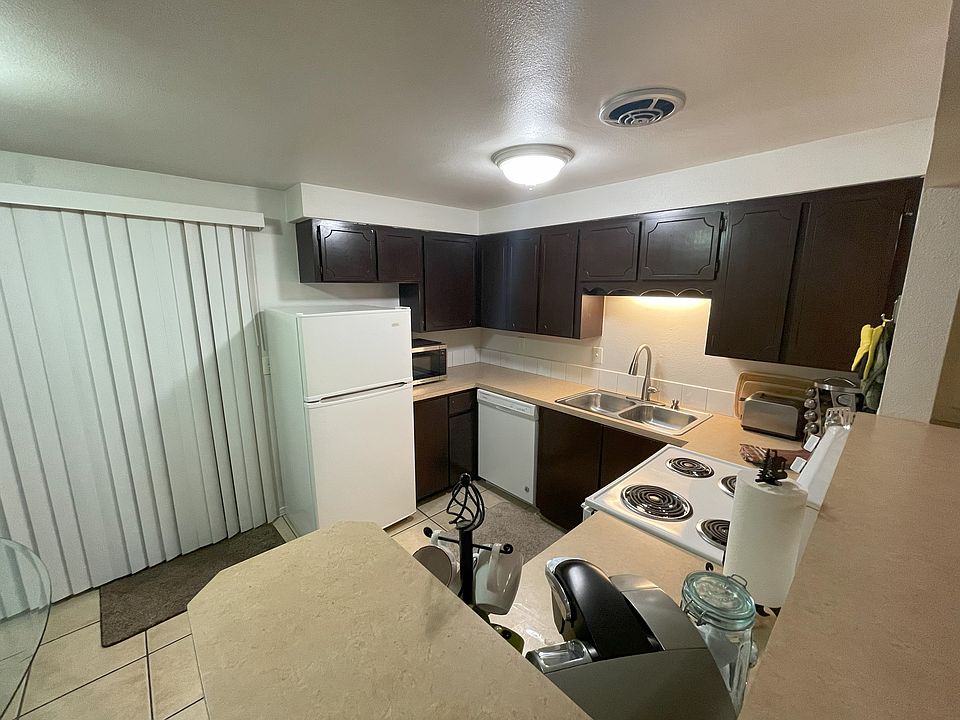 Kitchen w/Tile Floors, Refrigerator, Dishwasher, Range Oven