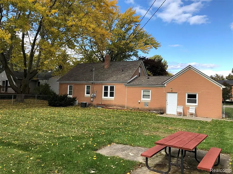 2111 W Forteen Mile Rd — Photo 35