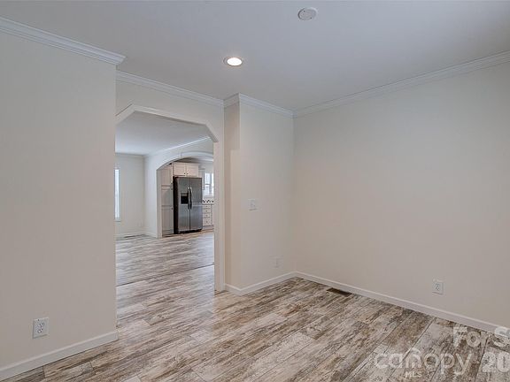 4th image of 978 Old York Rd