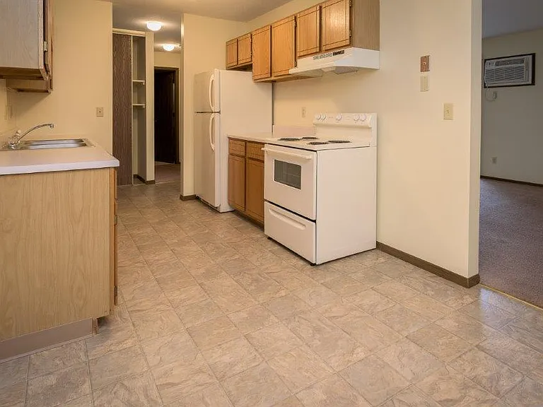 Silver Oaks Court Apartments — Photo 24