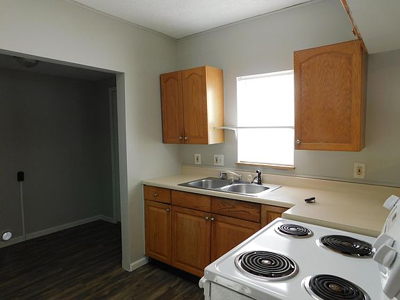 4th image of 610 N Houser Dr