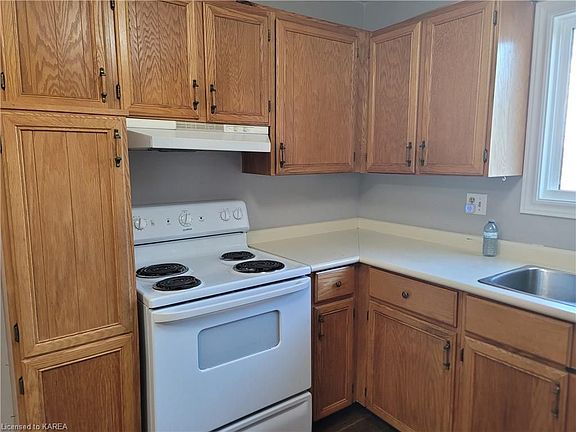 5th image of 817 Cataraqui Woods Dr