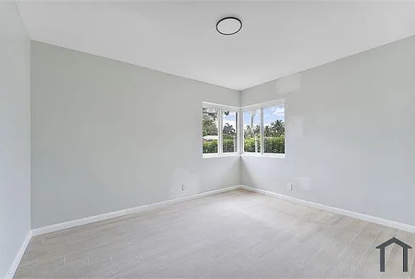 1451 SW 5th Ave — Photo 3
