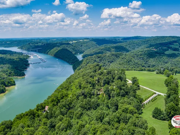 32 Amonett Cir, Byrdstown, TN 38549