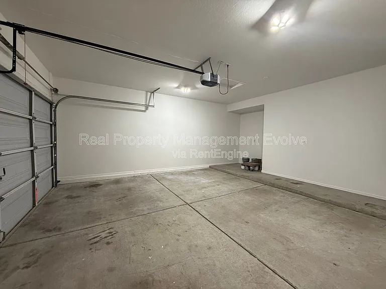 914 E Christine Pl — Photo 32
