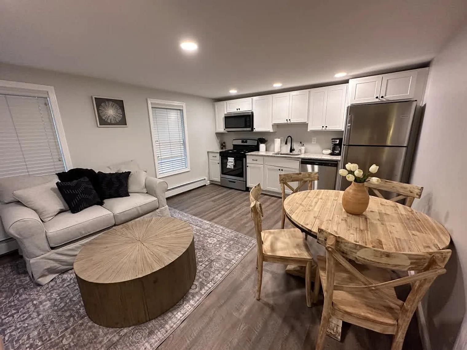 2 bed, 1.0 bath, 839 sqft, $5,040 — Photo 2
