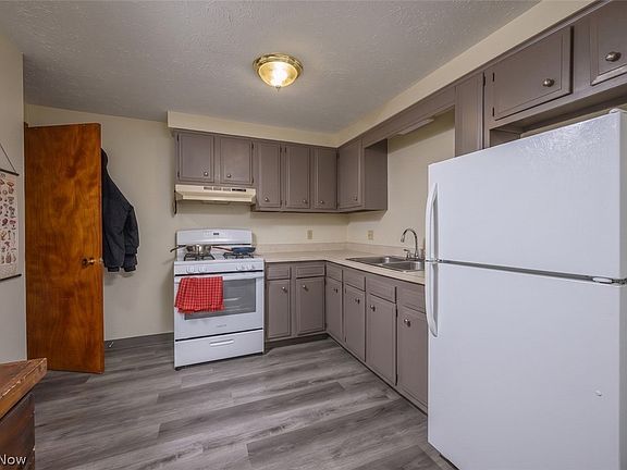 3rd image of 403 Noble St W