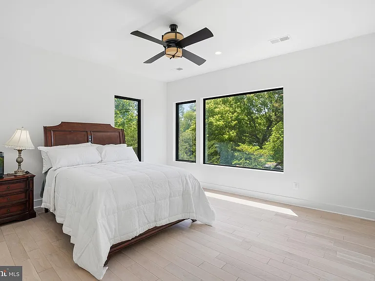 1513 Oakview Dr — Photo 63