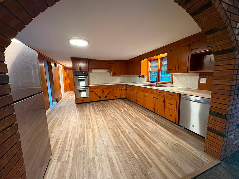 381 Colonial St — Photo 8