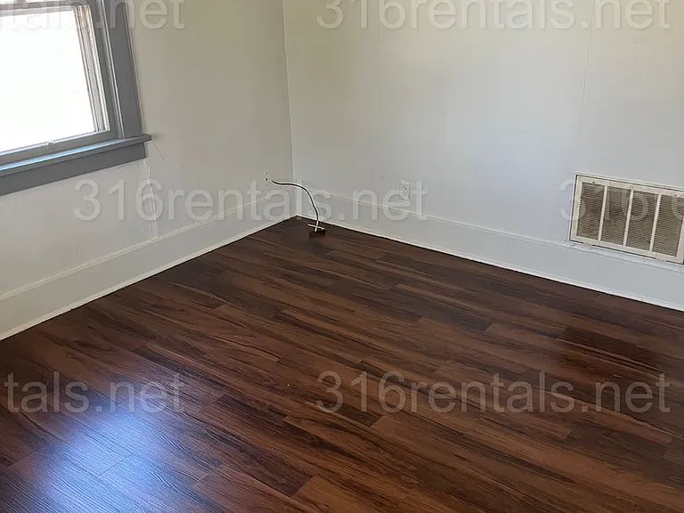 1014 E 6th St — Photo 3