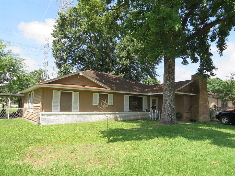 1st image of 6946 Oak Village Dr