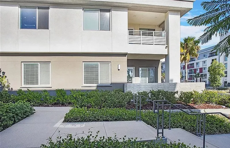 1 bed, 1.5 bath, 1223 sqft, $1,800 — Photo 3