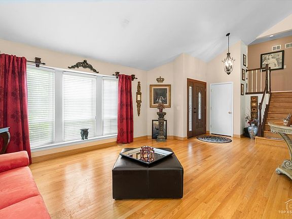 4th image of 4 Waterbury Ct
