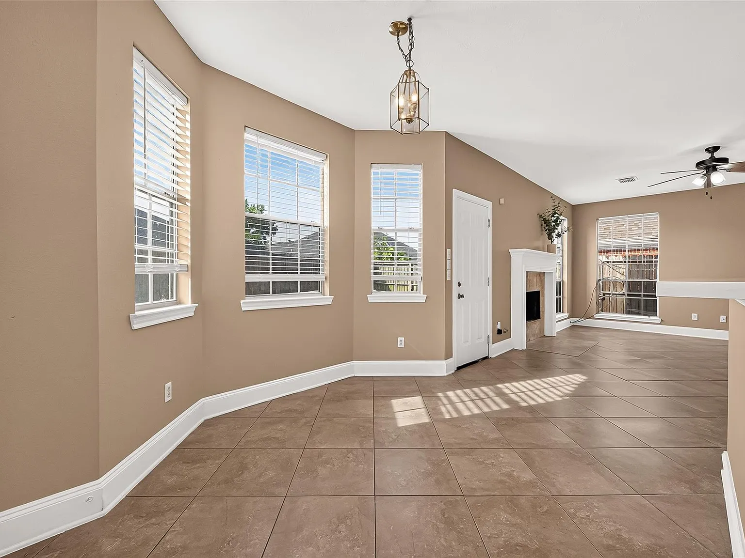 4 bed, 2.5 bath, 2217 sqft, $2,200 — Photo 4