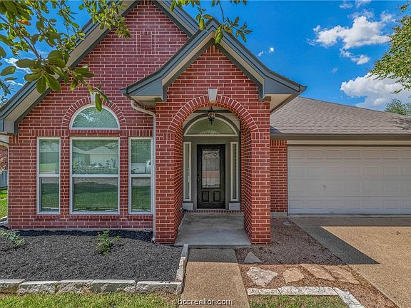 3rd image of 605 Yorkshire Dr