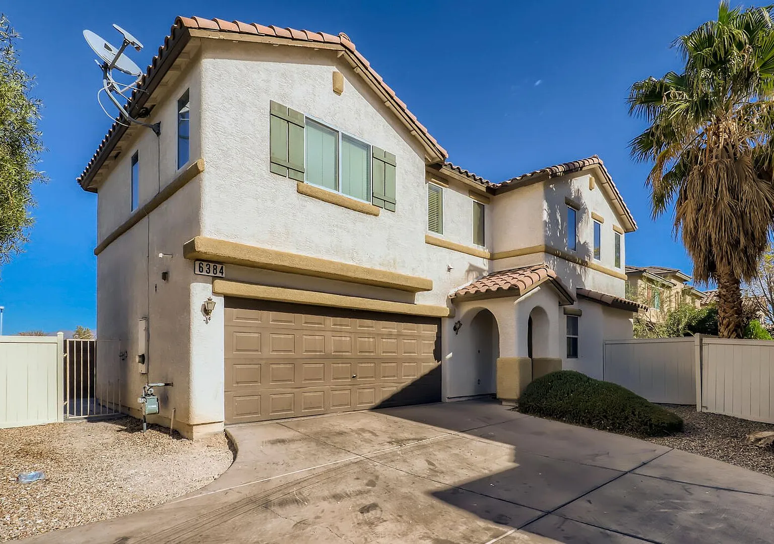 Spacious 3-Bedroom Home Near Shopping, Schools & Freeway Access! — Photo 2