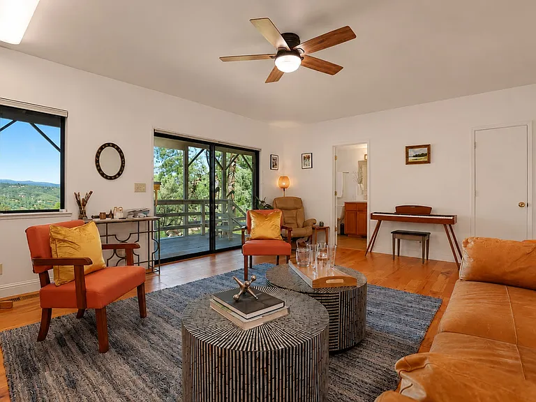 1049 Woodside Ln — Photo 34