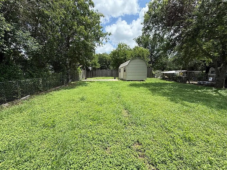 2202 Burnett Ave — Photo 12