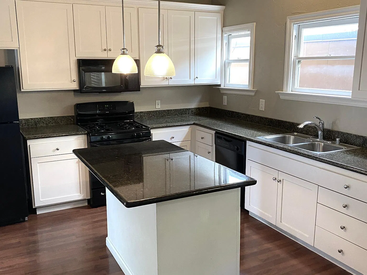 3 bed, 1200 sqft, $2,650 — Photo 3