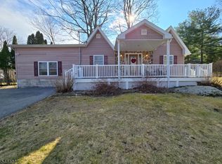 7 Oakwood Trl, Kinnelon Boro, NJ 07405