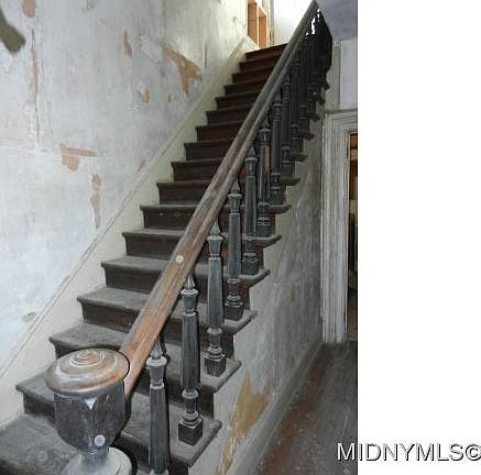 5th image of 410 W Main St