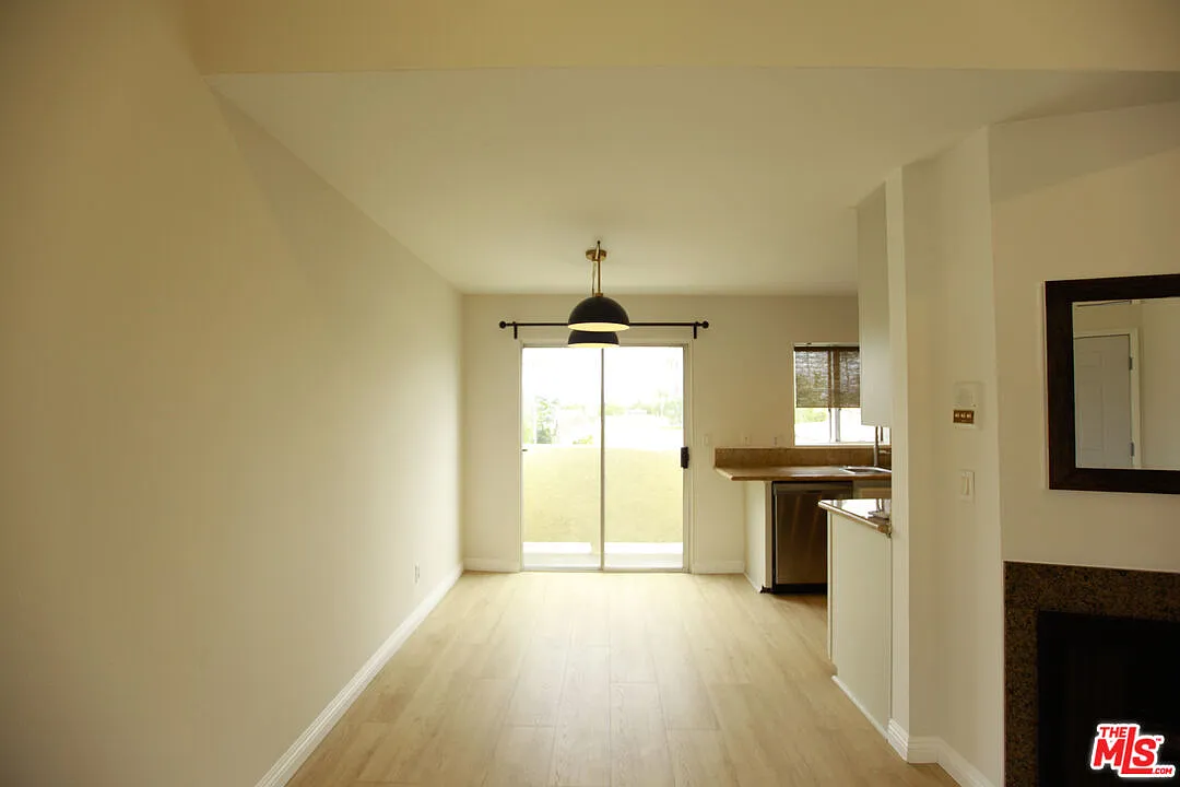 Building Photo - 833 S Orange Grove Ave #5