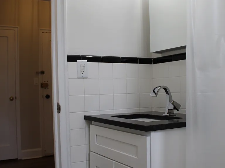 122B Larchmont Acre W #2B — Photo 18