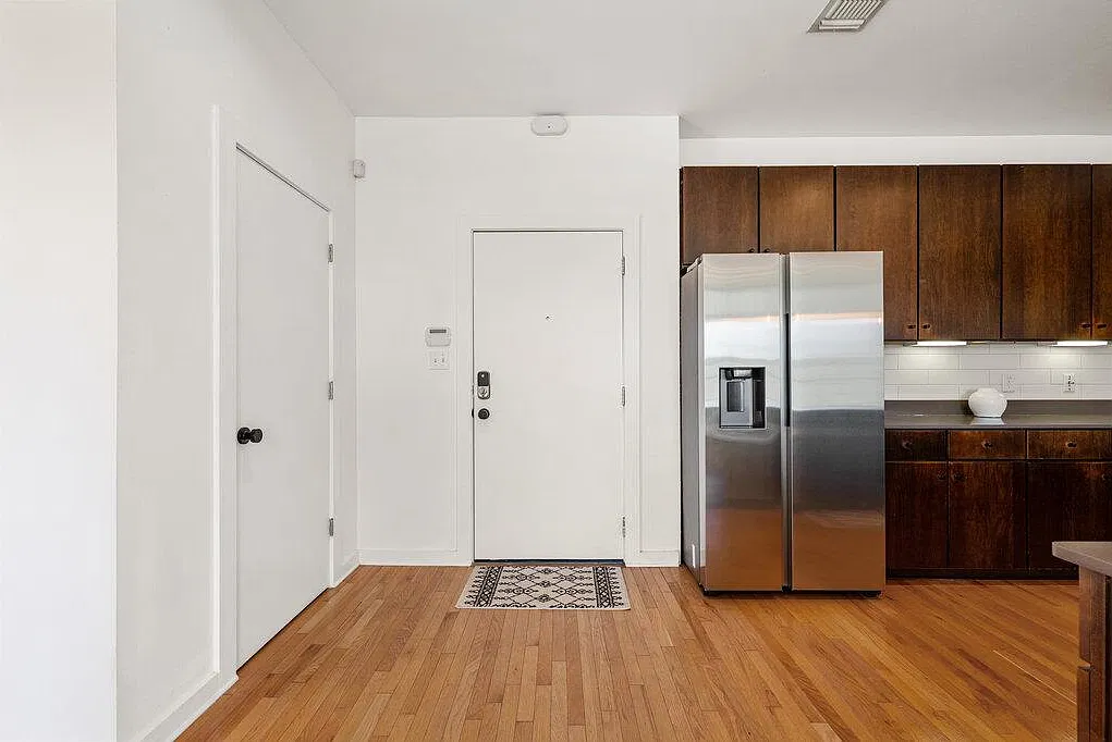 1 bed, 1.0 bath, 818 sqft, $1,275 — Photo 2