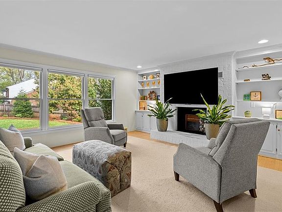 5th image of 1115 Pebble Dr