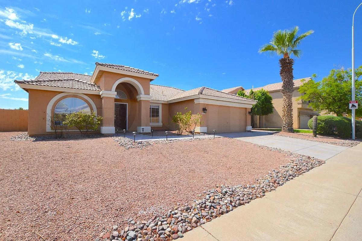 3 bed, 2.0 bath, 2160 sqft, $2,899 — Photo 3