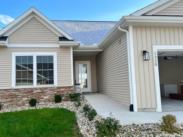 1320 Fieldstone Dr, Saint Johns, MI 48879