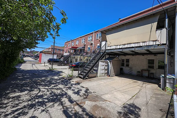 Sold by Momentum Real Estate LLC | media 32