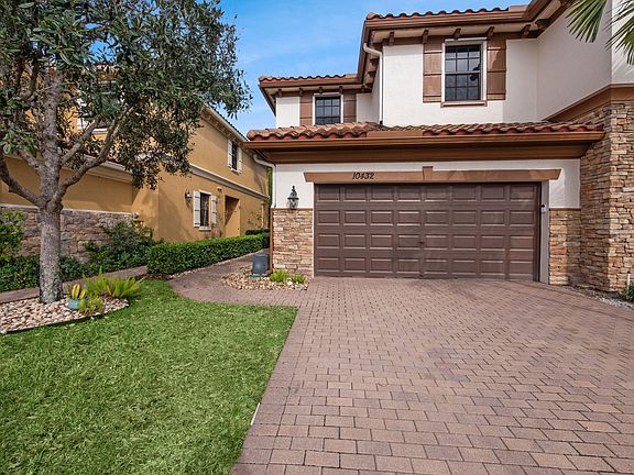 2nd image of 10432 Wellington Parc Drive