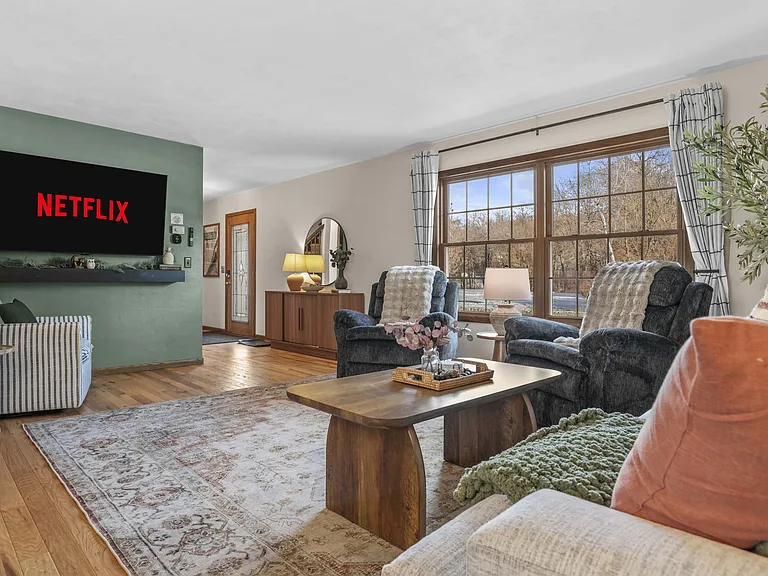 900 Woodview Dr — Photo 32
