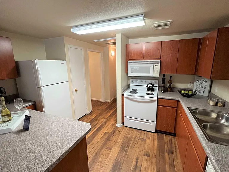 Deer Valley Regency Apartments — Photo 12
