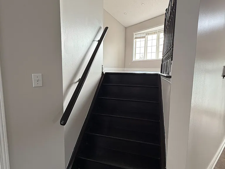 55 Queen Mary Dr — Photo 8