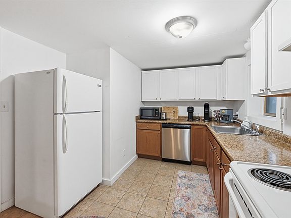 5th image of 446 Colchester Avenue