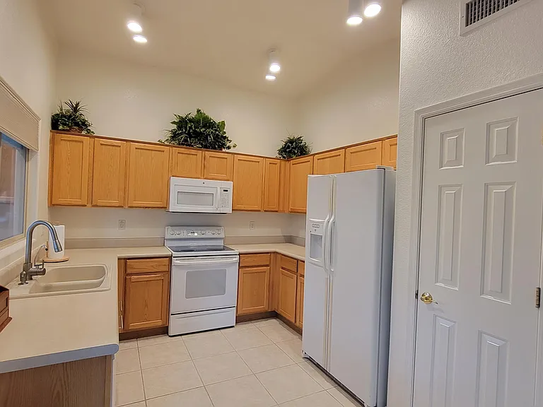 3352 E Cherry Hills Pl — Photo 10