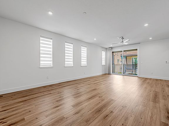 2nd image of 923 Loyola Ln