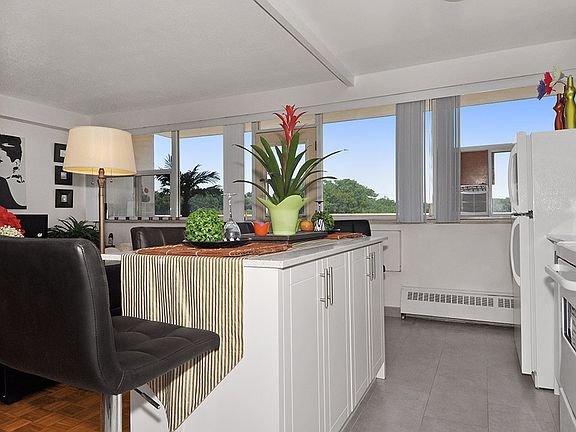 3rd image of 1294 Islington Ave #401