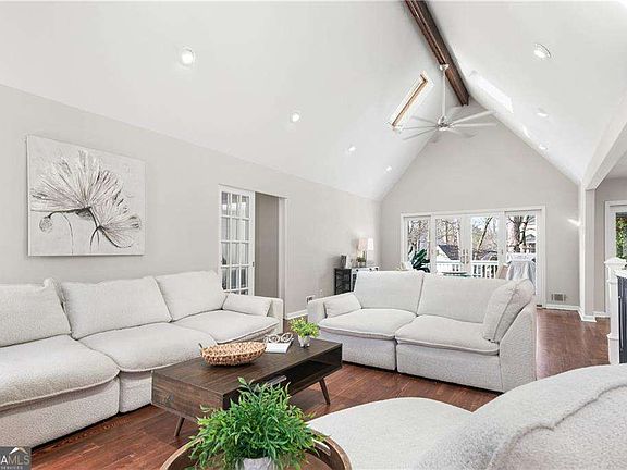 2nd image of 413 Sassafras Rd