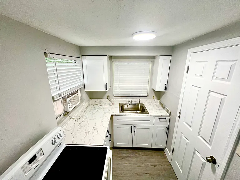 426 Dummitt Ave #E — Photo 10