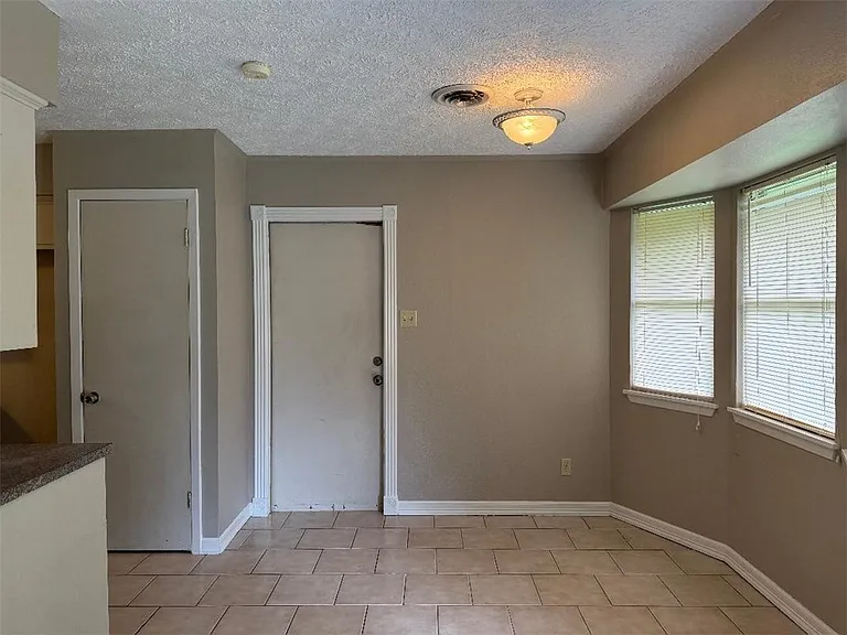 205 Broadway St — Photo 8